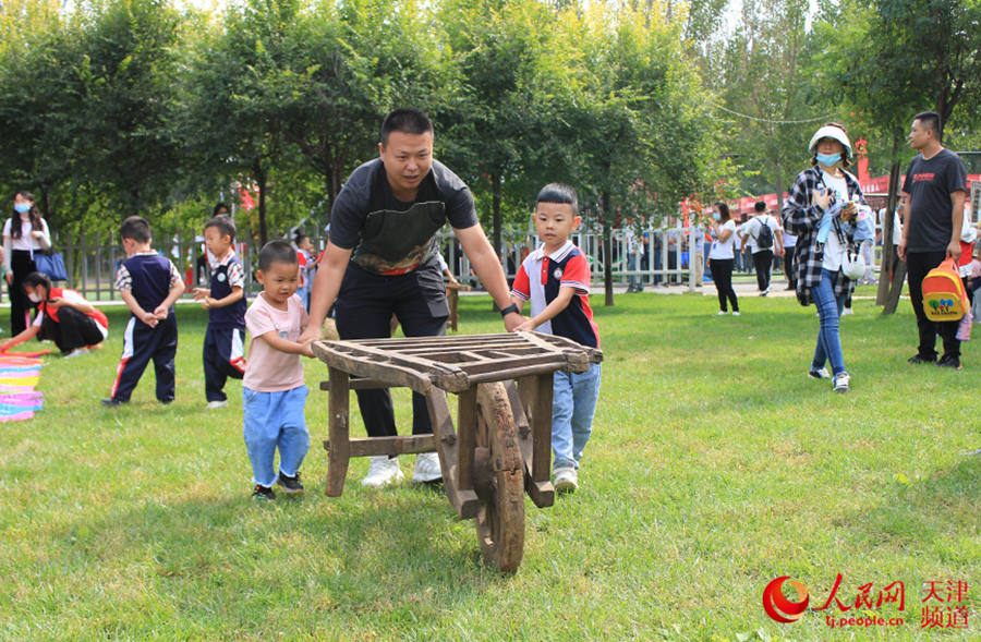 Children get hands-on experience using traditional farm tools in Tianjin, N China