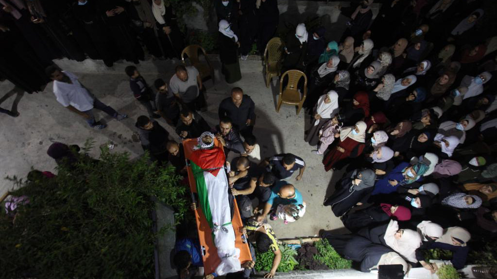 Palestinian man killed, dozens injured by Israeli soldiers in West Bank