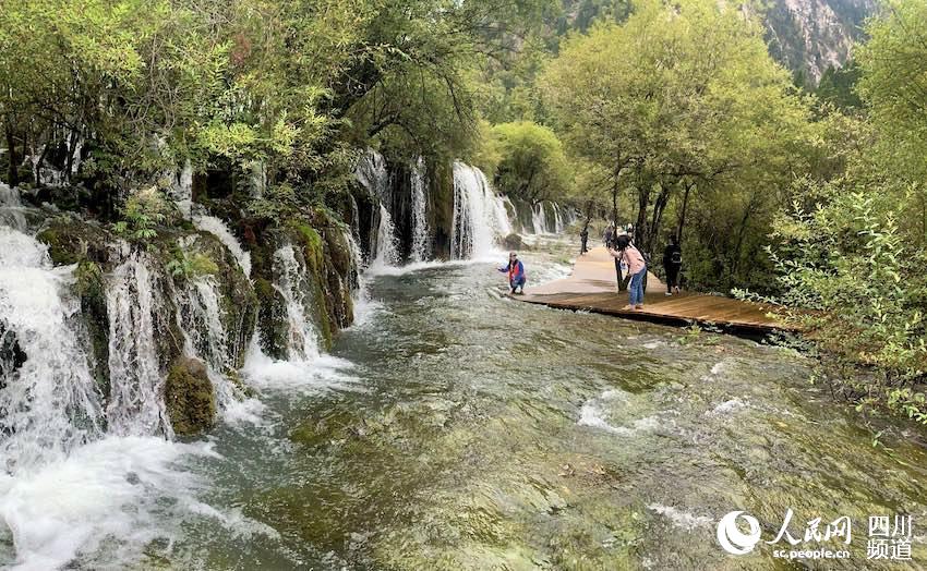 Chinese scenic spot Jiuzhaigou fully opens after quake