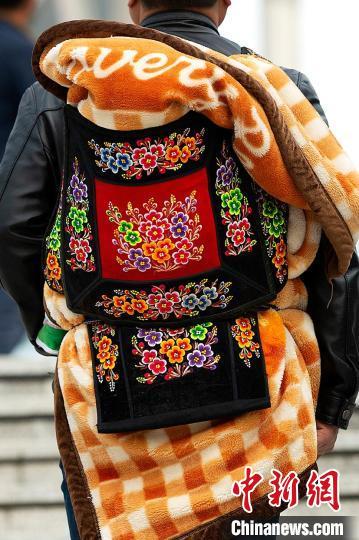 Photographer takes 10,000 pictures of baby carriers as analogy for mother’s love for her newborn