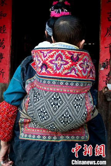 Photographer takes 10,000 pictures of baby carriers as analogy for mother’s love for her newborn