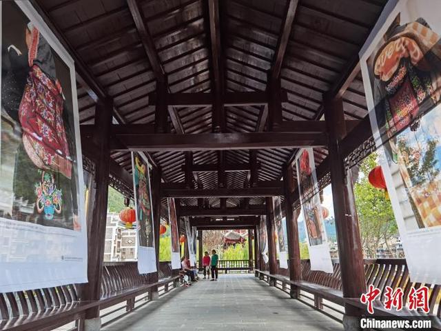 Photographer takes 10,000 pictures of baby carriers as analogy for mother’s love for her newborn