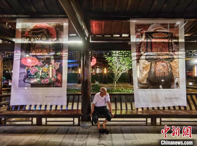 Photographer takes 10,000 pictures of baby carriers as analogy for mother’s love for her newborn