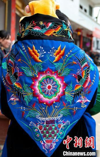 Photographer takes 10,000 pictures of baby carriers as analogy for mother’s love for her newborn