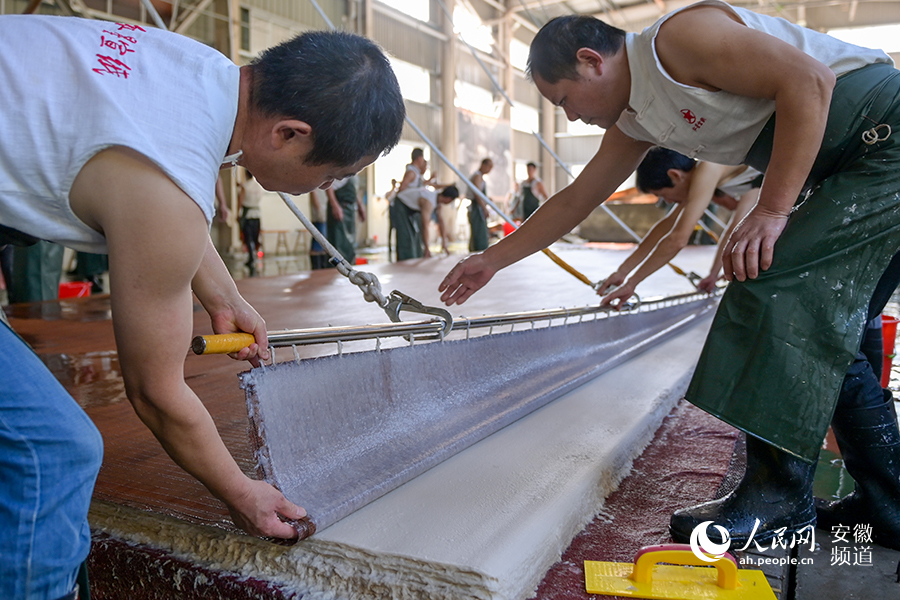 Elaborate step-by-step process for making “super” Xuan paper showcased in E China's Anhui