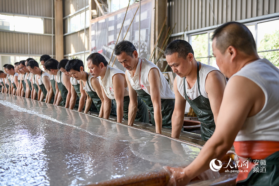 Elaborate step-by-step process for making “super” Xuan paper showcased in E China's Anhui