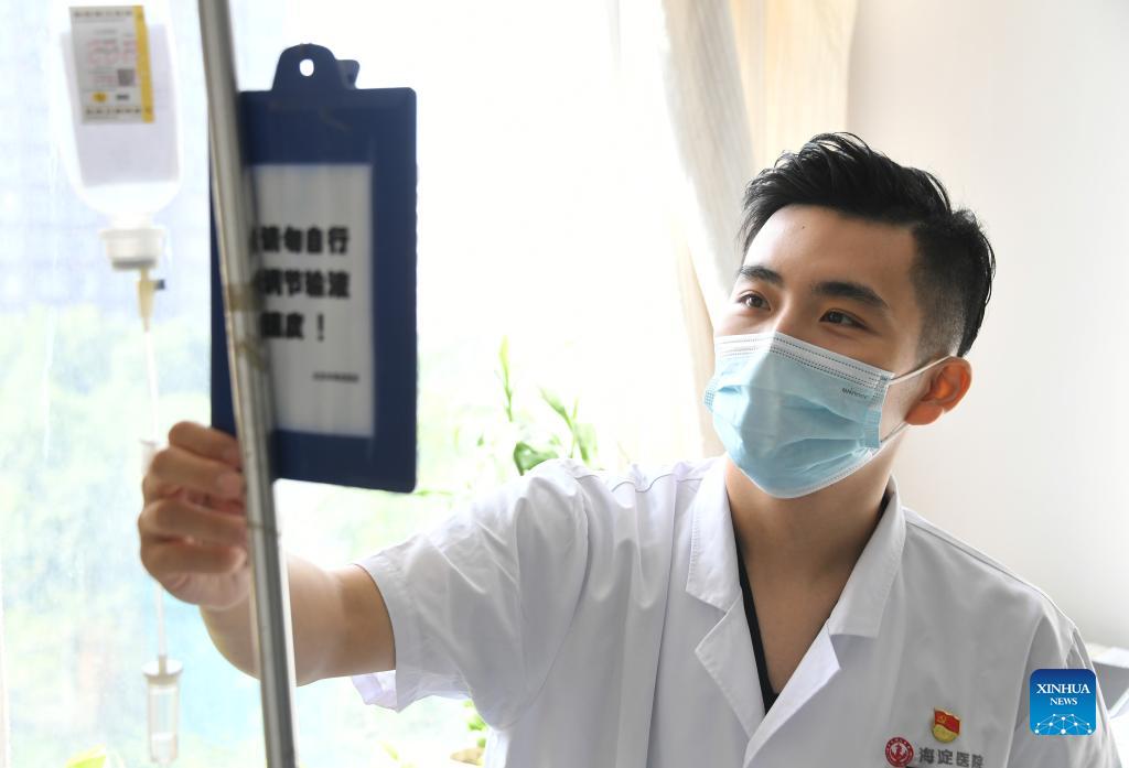 Pic story: medical worker sticks to post during National Day holiday