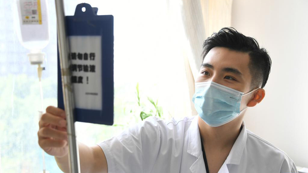 Pic story: medical worker sticks to post during National Day holiday