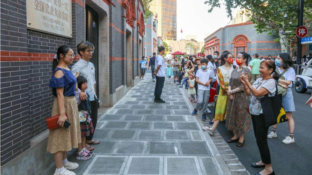 "Red sites" in Shanghai draw tourists during National Day holiday