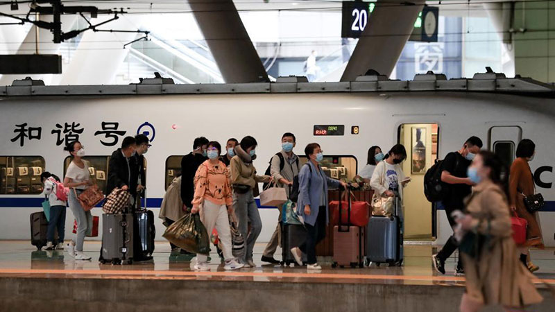 Transportation hubs across China witness peak of return passengers