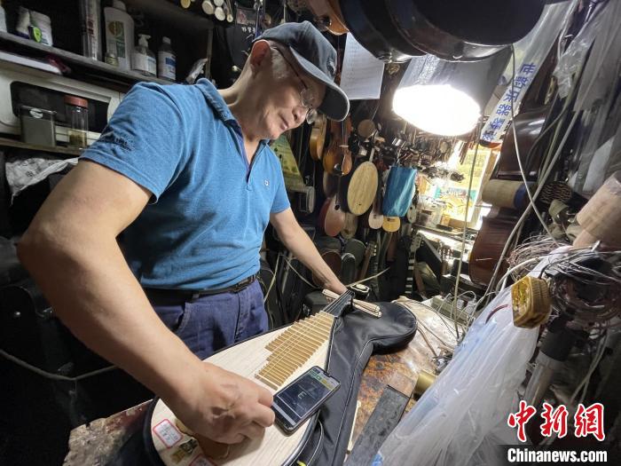 Corner street musical instrument repair shop becomes a popular site for visitors in Shanghai