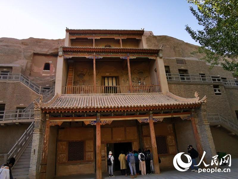 Explore Dunhuang’s profound culture and unique natural landscape