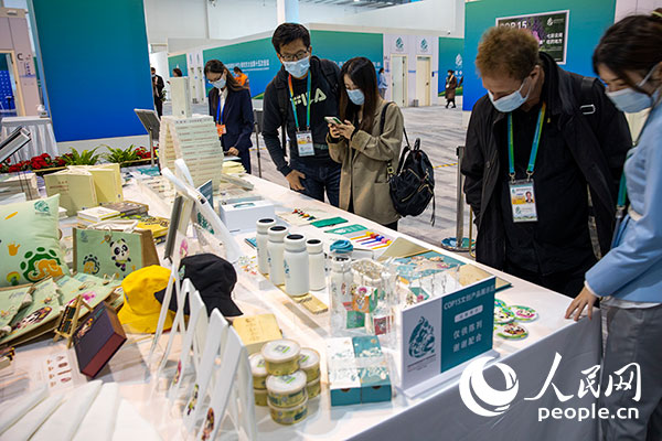 Visitors having a look at the cultural creative products. (People’s Daily Online/Weng Qiyu)