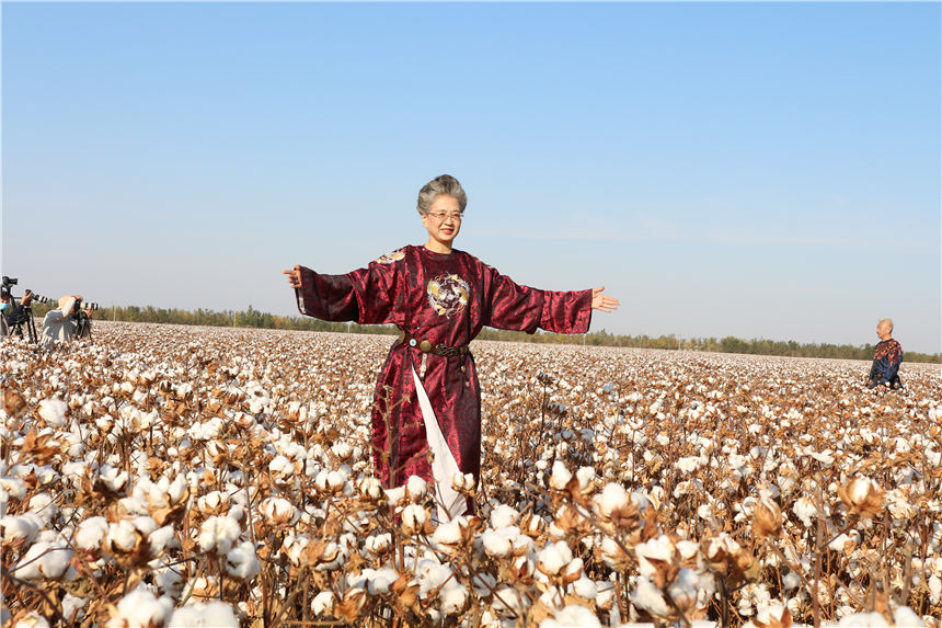 Fashion show held in cotton field in Xinjiang