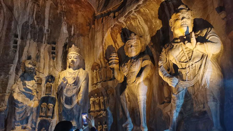 Fascinating night view in Longmen Grottoes attracts tourists