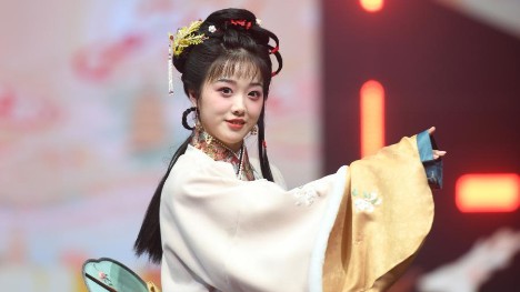 Traditional Chinese costume fashion show kicks off in Hangzhou