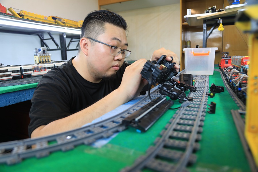 Chinese railway worker builds a 