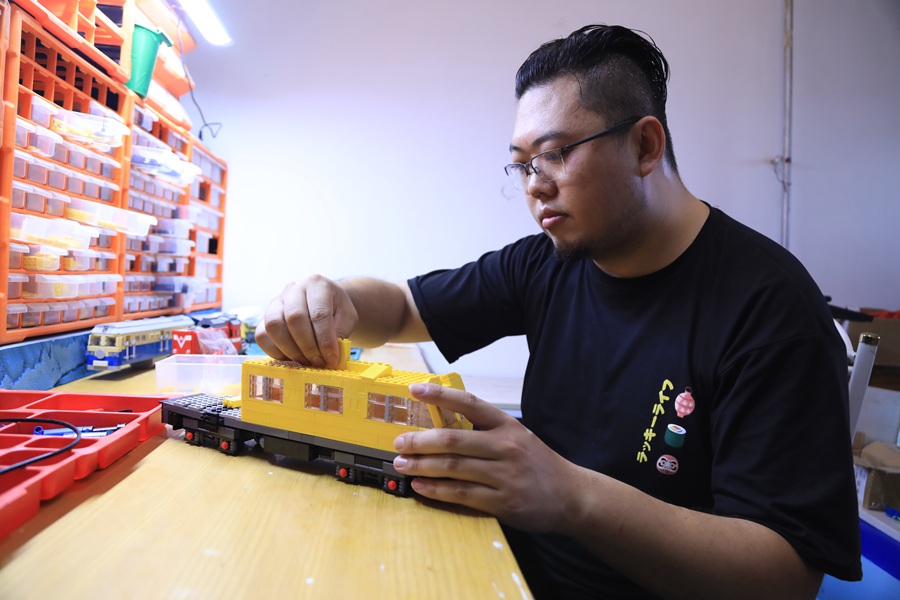 Chinese railway worker builds a 