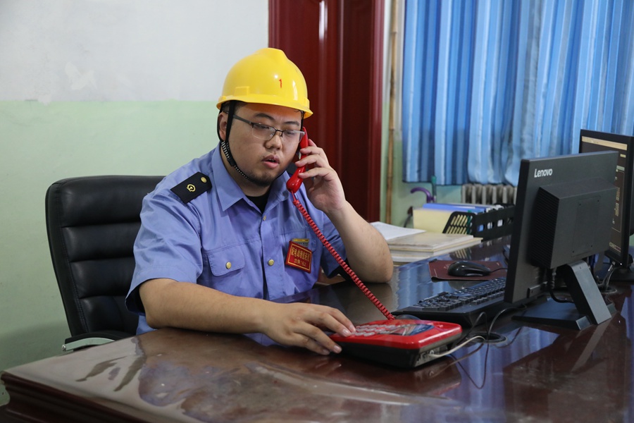 Chinese railway worker builds a 