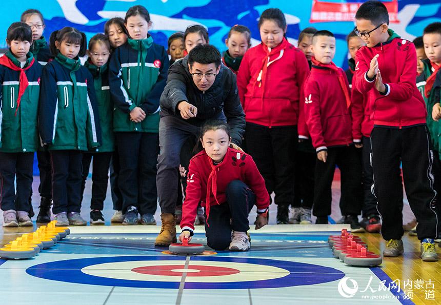 Winter sports courses heat up N China's school campus
