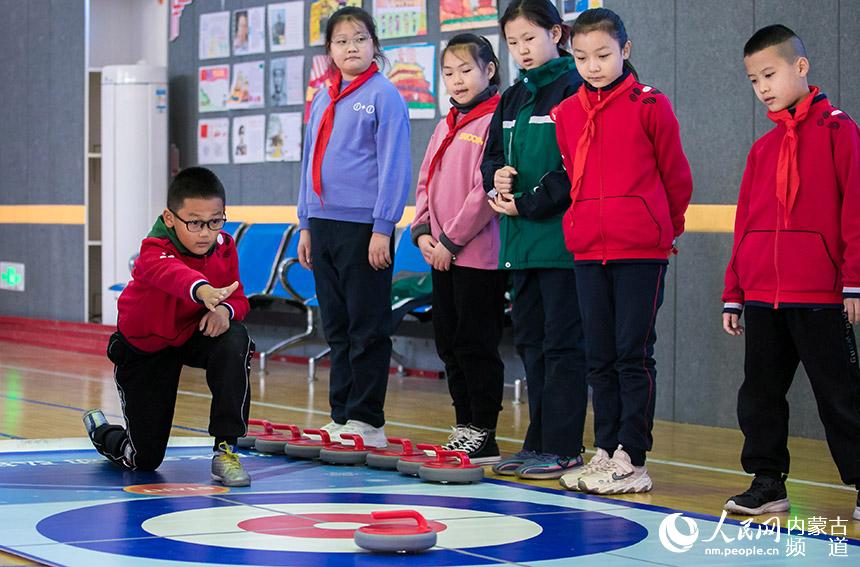 Winter sports courses heat up N China's school campus