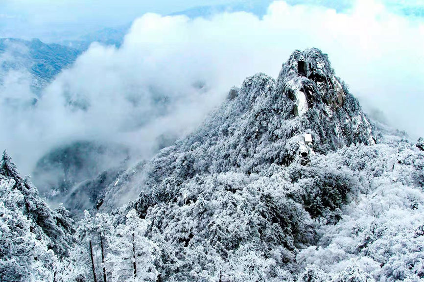 Snow-covered Yaoshan Mountain in Henan: a real-world wonderland