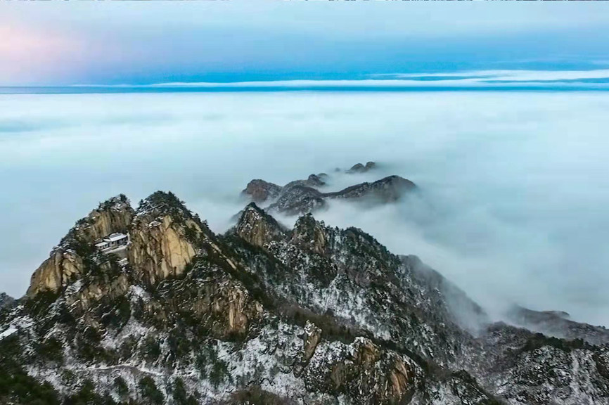 Snow-covered Yaoshan Mountain in Henan: a real-world wonderland