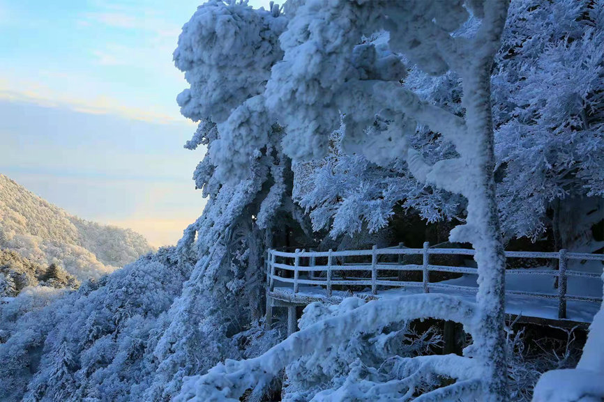 Snow-covered Yaoshan Mountain in Henan: a real-world wonderland