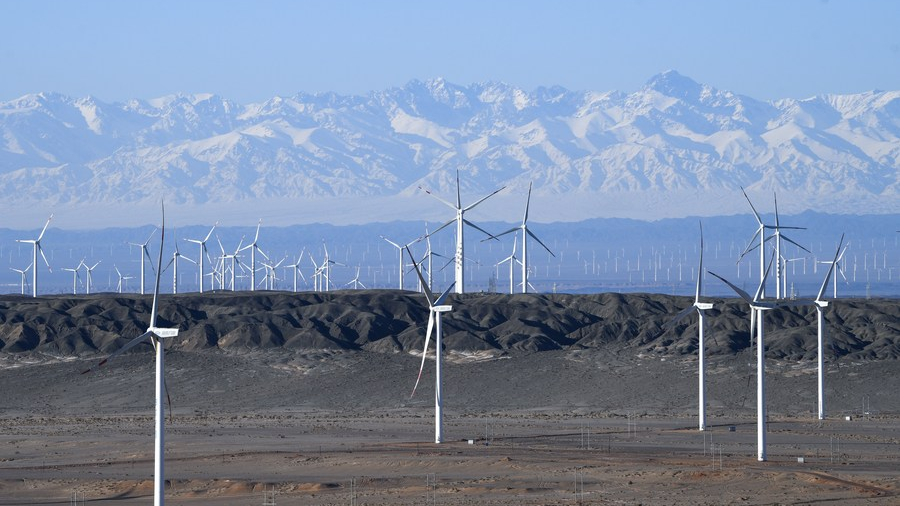 China starts wind power, photovoltaic projects in deserts