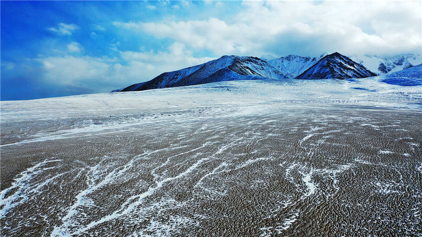 Magnificent Xinjiang: snow-covered grassland forms an enchanting sight