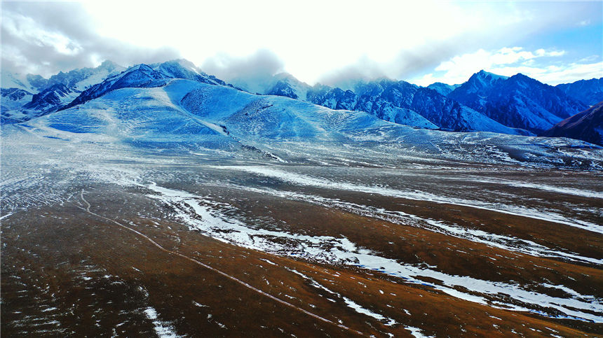 Magnificent Xinjiang: snow-covered grassland forms an enchanting sight