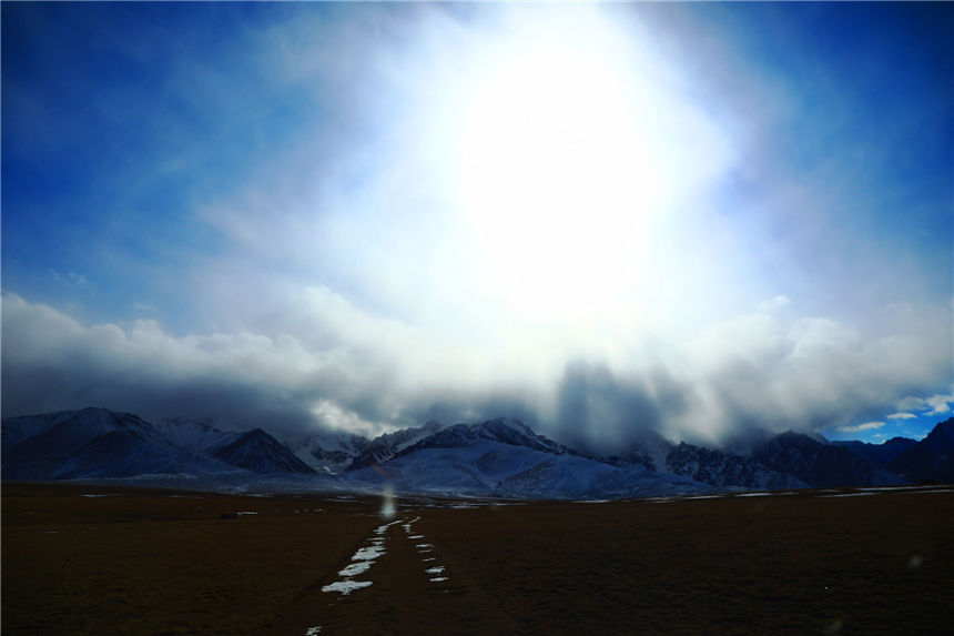 Magnificent Xinjiang: snow-covered grassland forms an enchanting sight