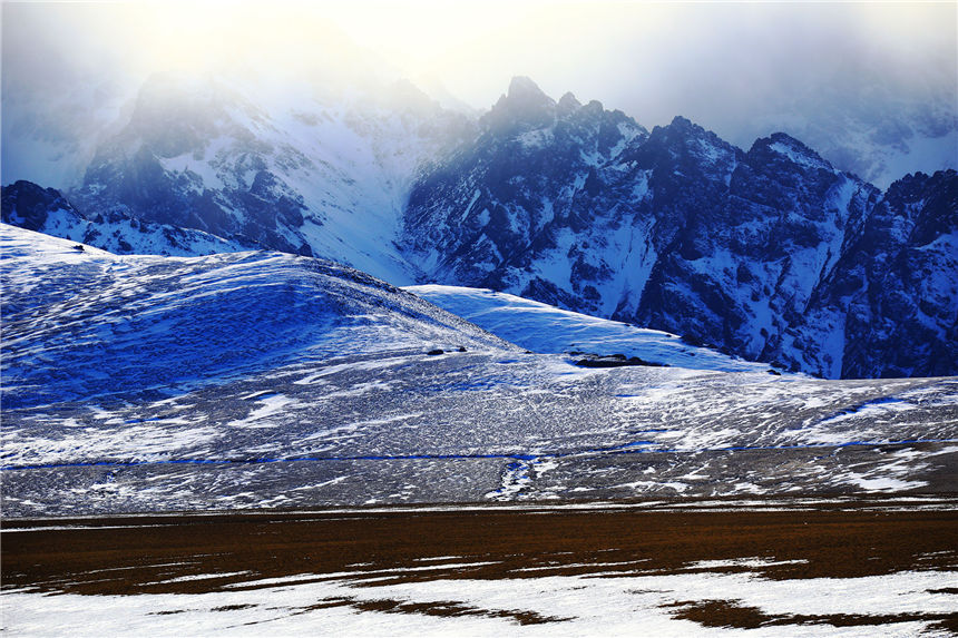 Magnificent Xinjiang: snow-covered grassland forms an enchanting sight