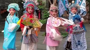 Children look cute in Sichuan Opera outfits