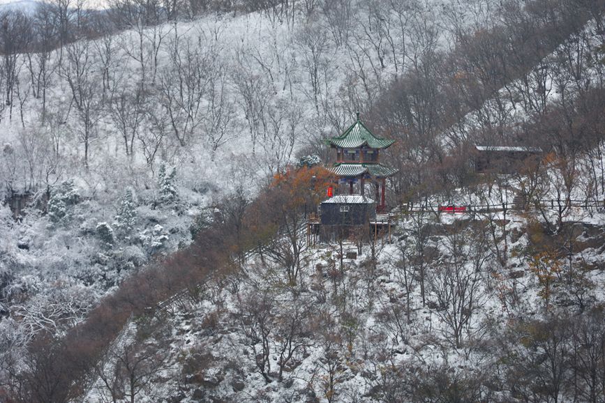 Yuntai Mountain in Central China's Henan: Shimmering silver snows adorn scenes of red autumnal leaves