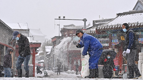 Blizzard grounds flights, causes damage in parts of China