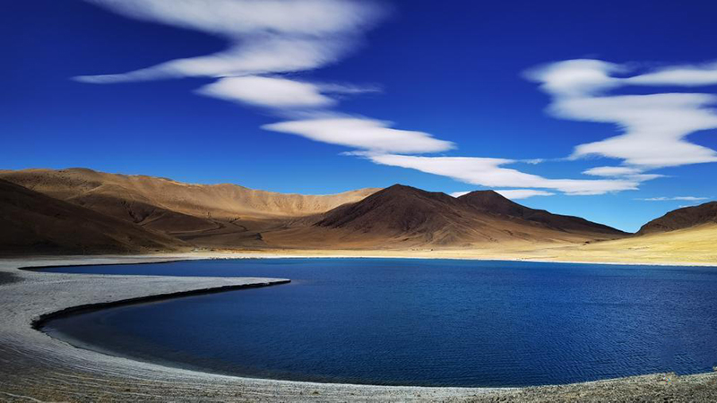 Winter scenery of Yamdrok Lake in China's Tibet