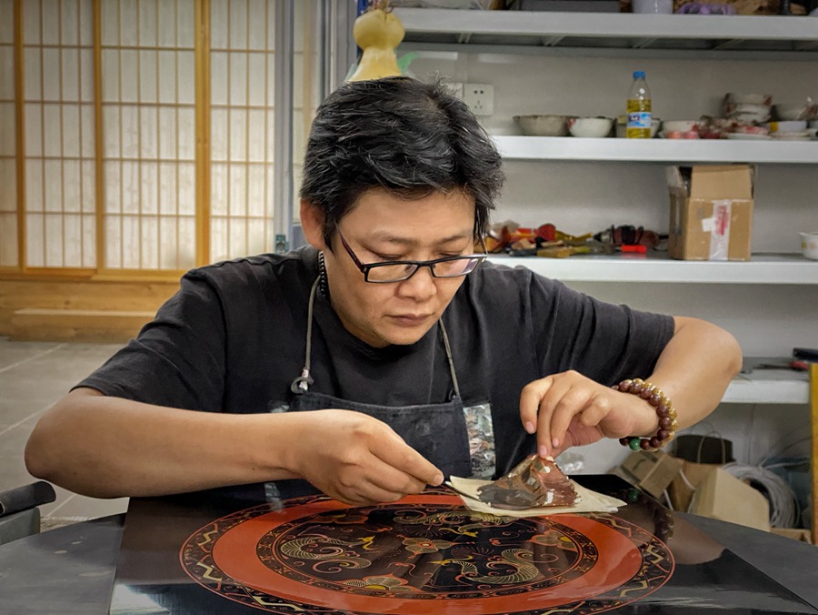 Explore bodiless lacquerware painting techniques in Fuzhou