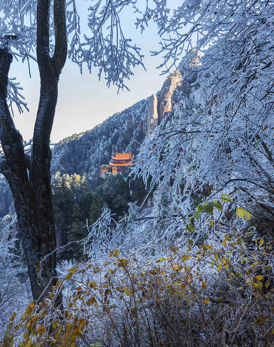 First snowfall in Jiuhua Mountain in E China