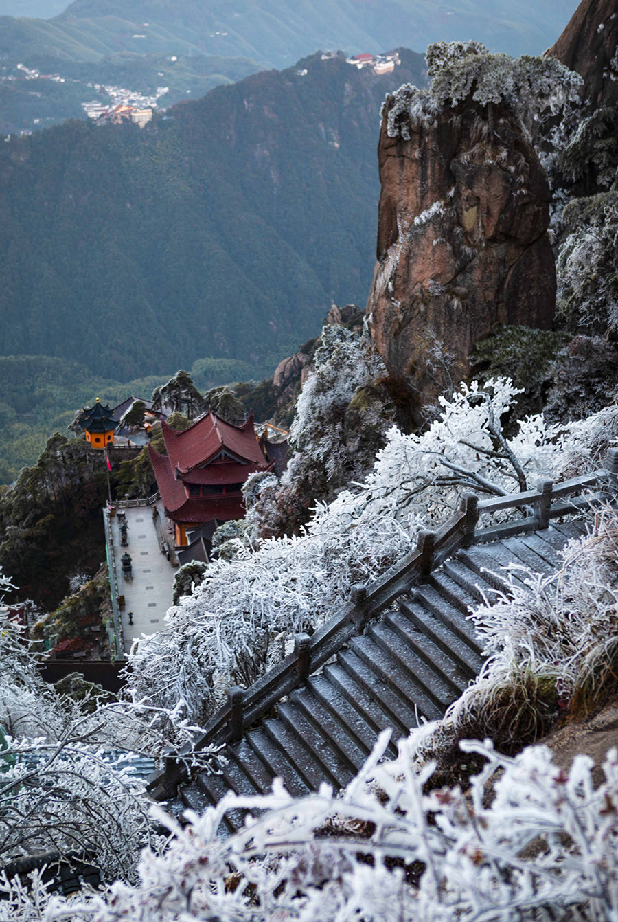 First snowfall in Jiuhua Mountain in E China