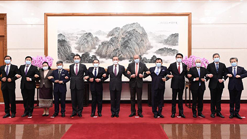Chinese FM meets ASEAN diplomatic envoys