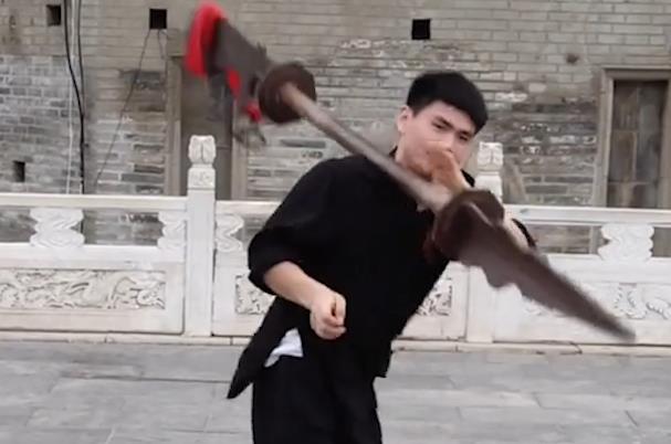 Young Chinese man shows off feat with 100-kilogram blade