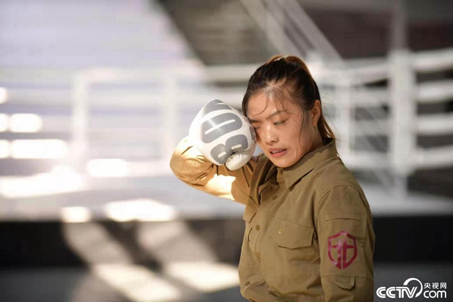 Meet China’s famous post-00s female bodyguard who needs only a pen to defend herself