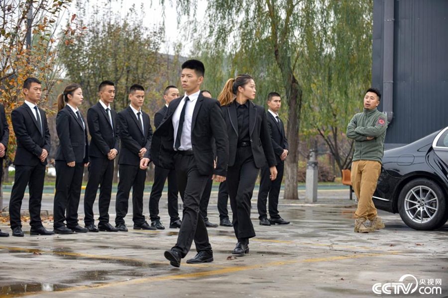 Meet China’s famous post-00s female bodyguard who needs only a pen to defend herself