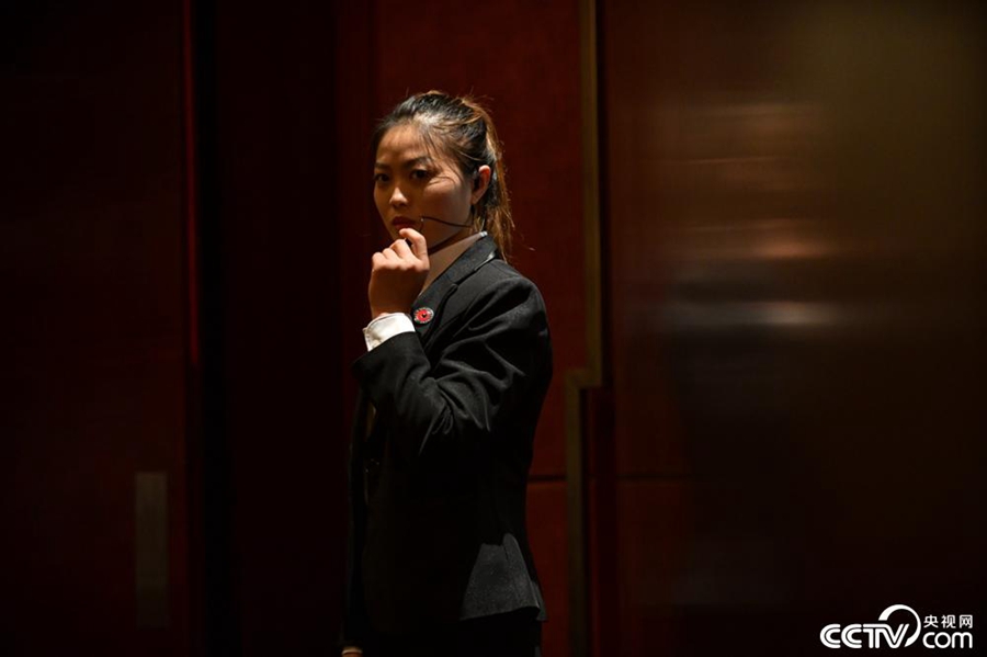 Meet China’s famous post-00s female bodyguard who needs only a pen to defend herself