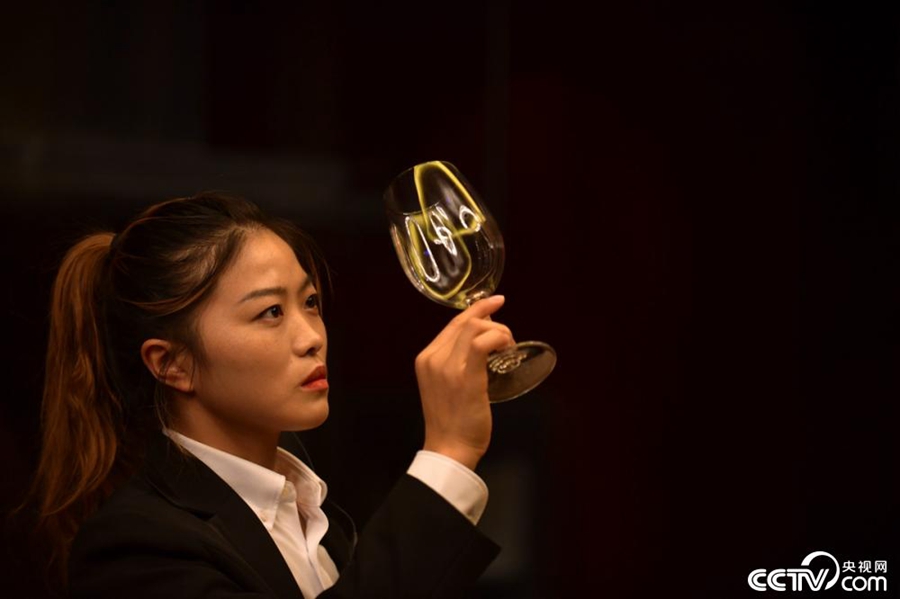 Meet China’s famous post-00s female bodyguard who needs only a pen to defend herself