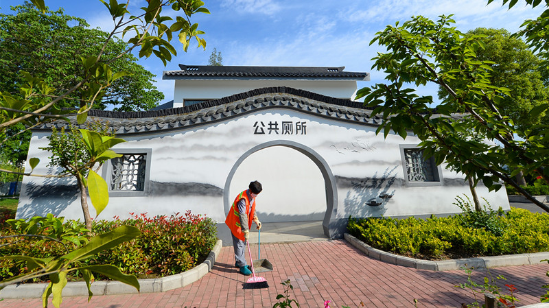 Xi leads China's 'toilet revolution'