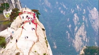 Scenery of magnificent Huashan Mountain, rushing into the sky