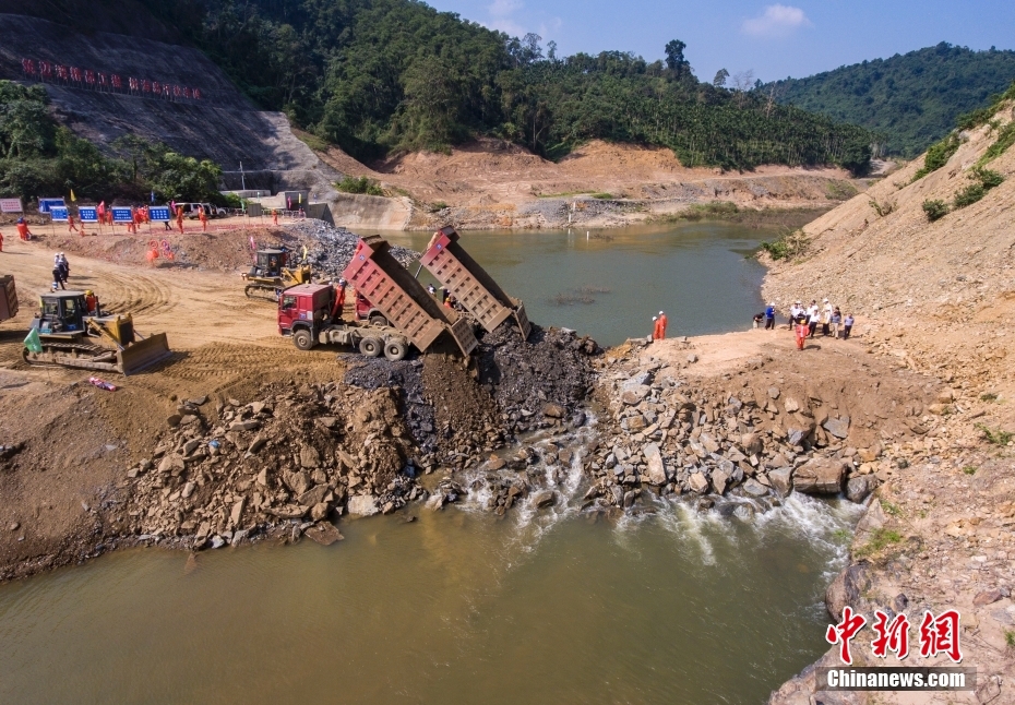 Maiwan water conservancy project in south China’s Hainan achieves successful river closure