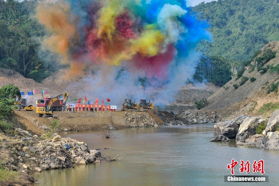 Maiwan water conservancy project in south China’s Hainan achieves successful river closure